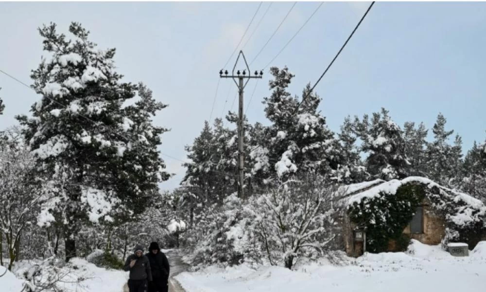 Καιρός αύριο: Βελτίωση την Κυριακή με πολύ χαμηλές θερμοκρασίες